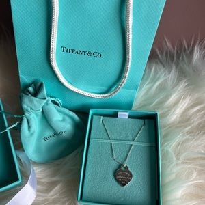 Tiffany & Co. Return to Tiffany pendant on 18inch sterling silver chain